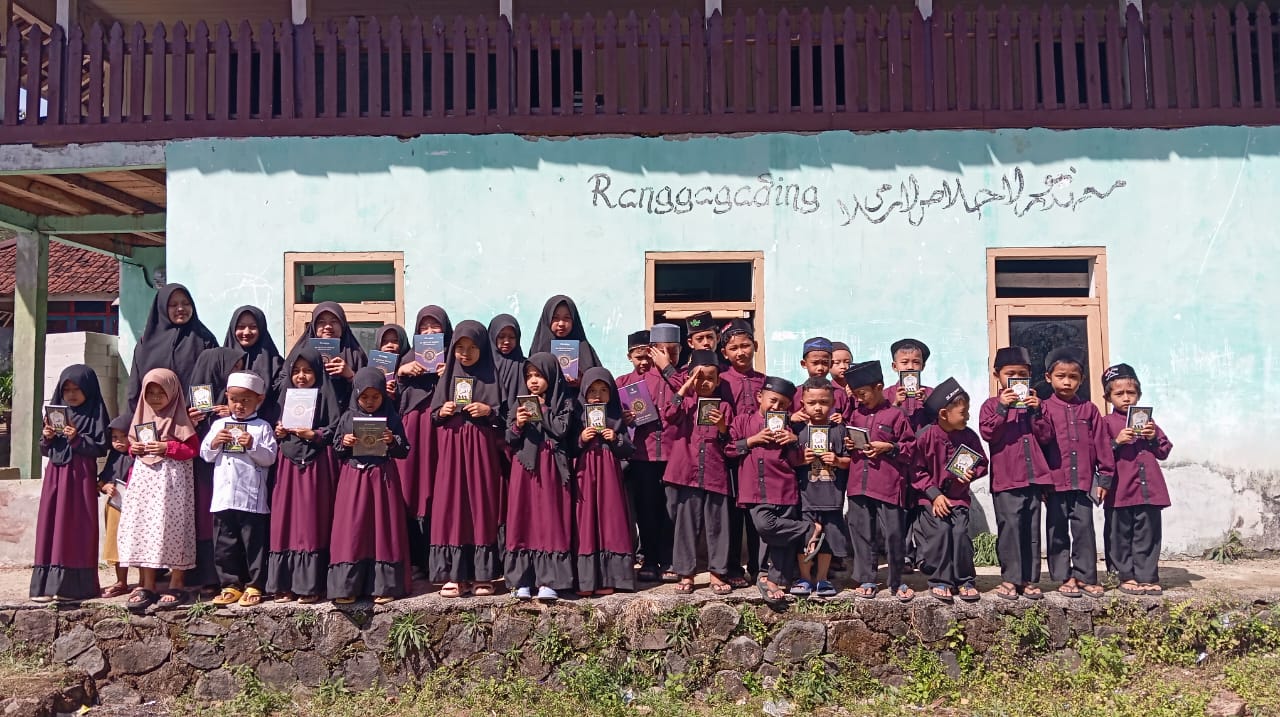 Santri membaca Al-Qur'an di pesantren pelosok Indonesia